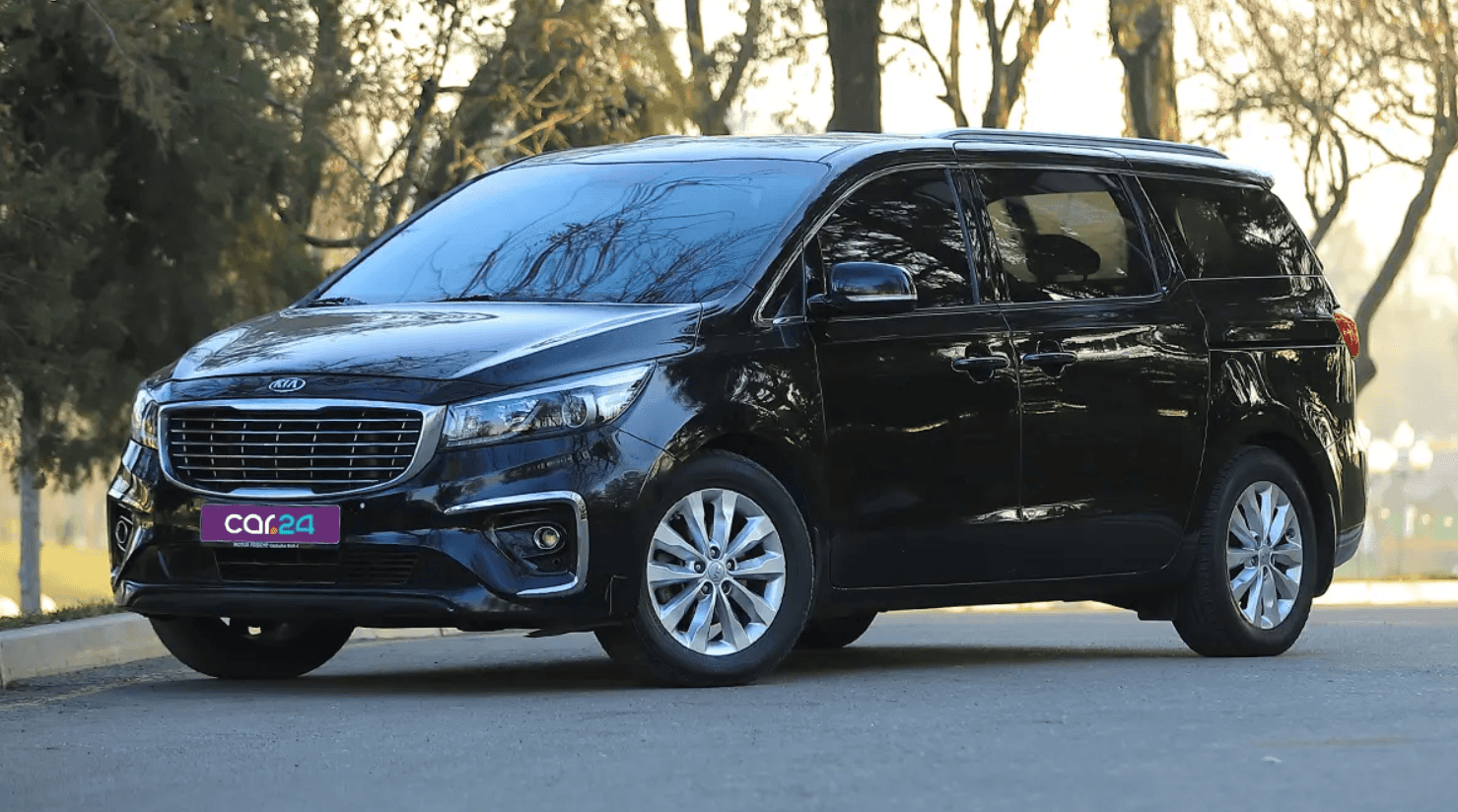 Kia Carnival, Lux Minivan